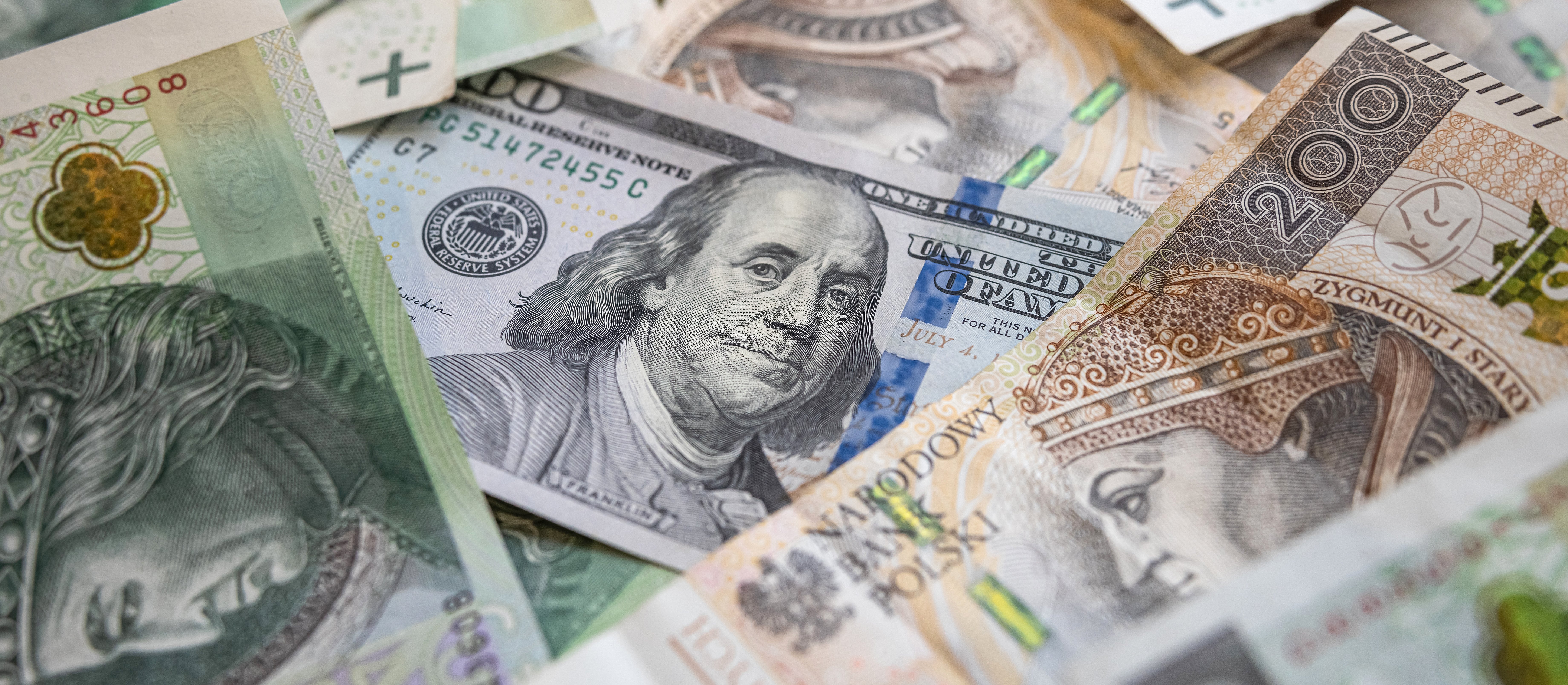 Złoty korzysta ze słabości dolara