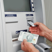 Prowizję za wypłatę z bankomatu mogą od klienta pobierać banki, ale nie operatorzy urządzeń
