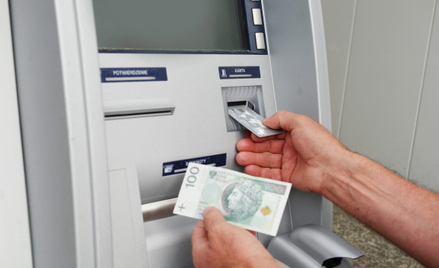 Prowizję za wypłatę z bankomatu mogą od klienta pobierać banki, ale nie operatorzy urządzeń