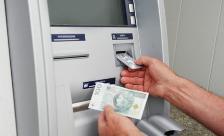 Prowizję za wypłatę z bankomatu mogą od klienta pobierać banki, ale nie operatorzy urządzeń