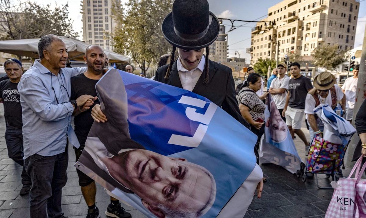Klincz po izraelsku. Partia Netanjahu prowadzi w sondażach, ale nie