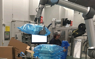 Dzięki robotowi współpracującemu pracownicy firmy Plus Pack przenoszą
o 145 kg mniej produktów na go