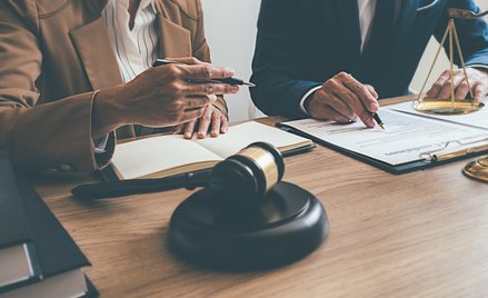 Aplikant adwokacki jako asystent sędziego? Dziekan ORA pozwala, NRA zabrania