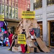 Przemysł odzieżowy ma również przeciwników. Na zdjęciu protest przeciwko "fast fashion" w Belgii