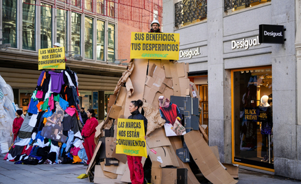 Protest działaczy Greenpeace przeciwko "fast fashion"
