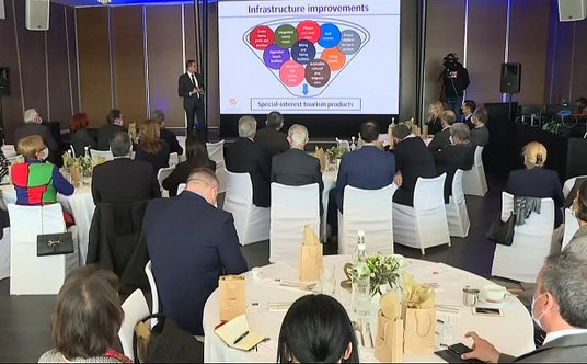 Wystąpienie Savvasa Perdiosa transmitowało na żywo na swoim facebookowym profilu Ministerstwo Turyst