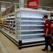 Puste półki w supermarkecie w Londynie