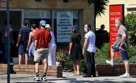 Kolejka do punktu testów na COVID-19