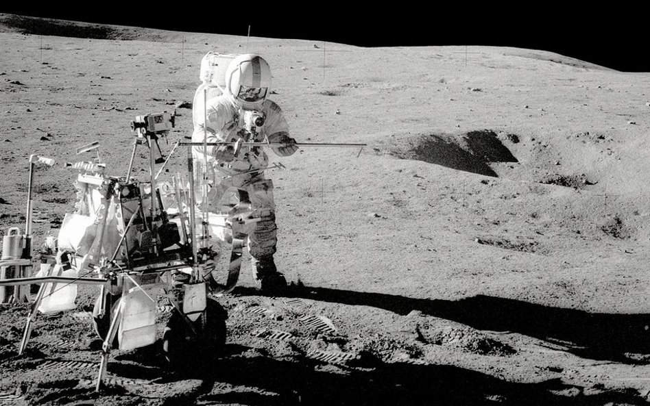 Shepard jest uczestnikiem pierwszej w przestrzeni kosmicznej gry w golfa. Piłeczka, zgodnie z określ