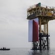 Na płótno o wymiarach 12 na 8 metrów aktywiści z Greenpeace wylali krwistoczerwoną farbę.