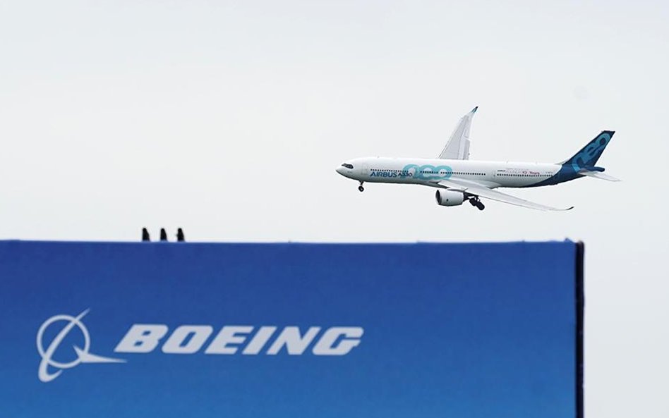 Airbus SE A330neo nad logiem Boeinga