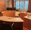 Kameralna sala rozpraw w fińskim sądzie – stoły ustawione w okrąg