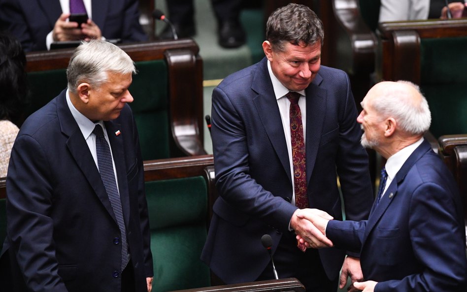 Posłowie PiS Marek Suski (L) i Antoni Macierewicz (P) oraz nowy poseł Leszek Kowalczyk (Ś) na sali o