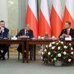 Prezydent RP Karol Nawrocki (P), premier Donald Tusk (2P) oraz wicepremier, minister obrony narodowe