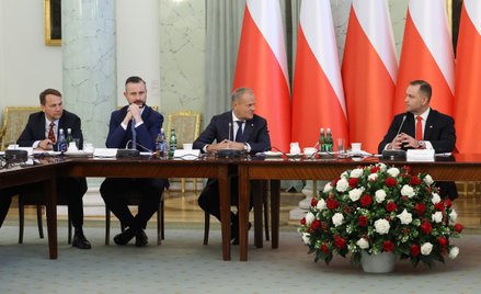 Prezydent RP Karol Nawrocki (P), premier Donald Tusk (2P) oraz wicepremier, minister obrony narodowe
