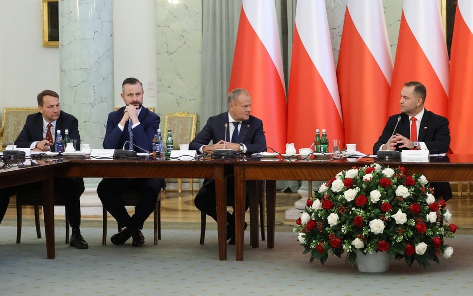 Prezydent RP Karol Nawrocki (P), premier Donald Tusk (2P) oraz wicepremier, minister obrony narodowe