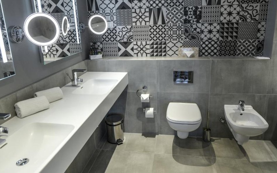 Szarość, biel i czerń - wykorzystano we wnętrzach łazienek