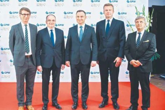 Prezydent Andrzej Duda w otoczeniu zarządu GPW: p.o. prezesa Jarosława Grzywińskiego (drugi z prawej