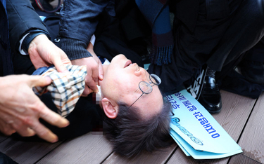 Lider południowokoreańskiej opozycji doznał rany szyi