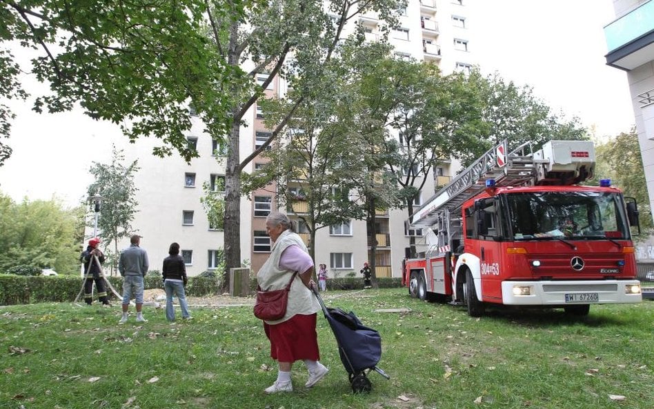 Wóz strażacki musi mieć jak dojechać do bloku