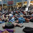 Protest flashmob przed centrum handlowym w Dreźnie. Studenci żądali polepszenia warunków nauki na wy