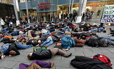Protest flashmob przed centrum handlowym w Dreźnie. Studenci żądali polepszenia warunków nauki na wy
