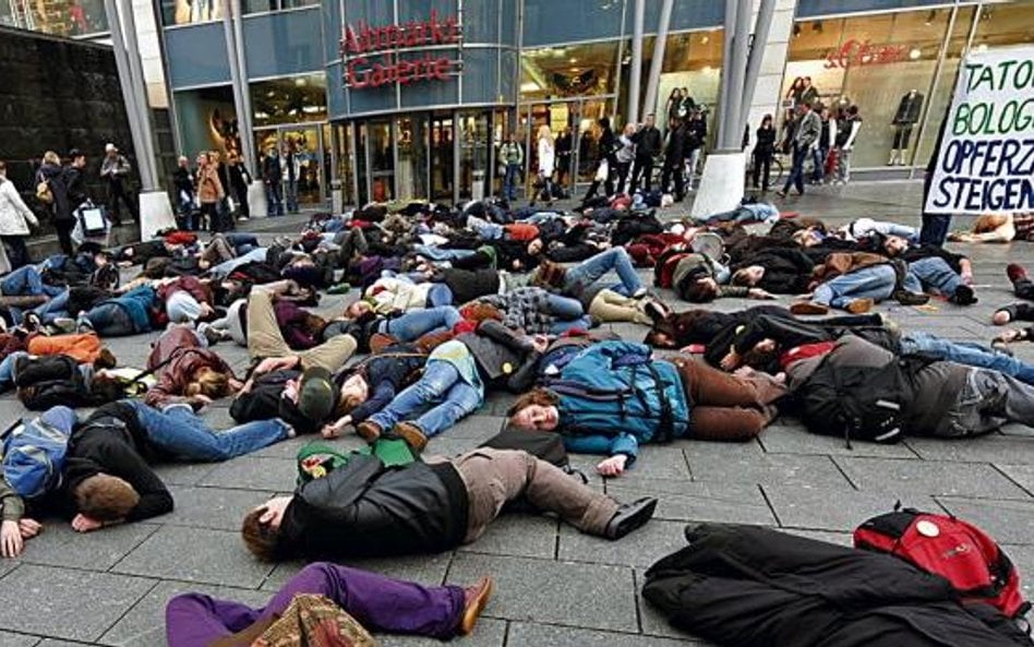 Protest flashmob przed centrum handlowym w Dreźnie. Studenci żądali polepszenia warunków nauki na wy