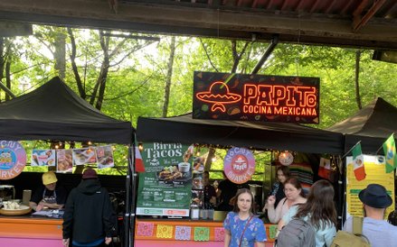 Stoisko "Papito Cocina Mexicana" z neonowym szyldem, oferujące m.in. birria tacos