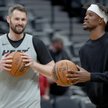 Jimmy Butler (z prawej), lider Miami Heat, bywa nazywany synem Michaela Jordana, bo kocha zwyciężać 