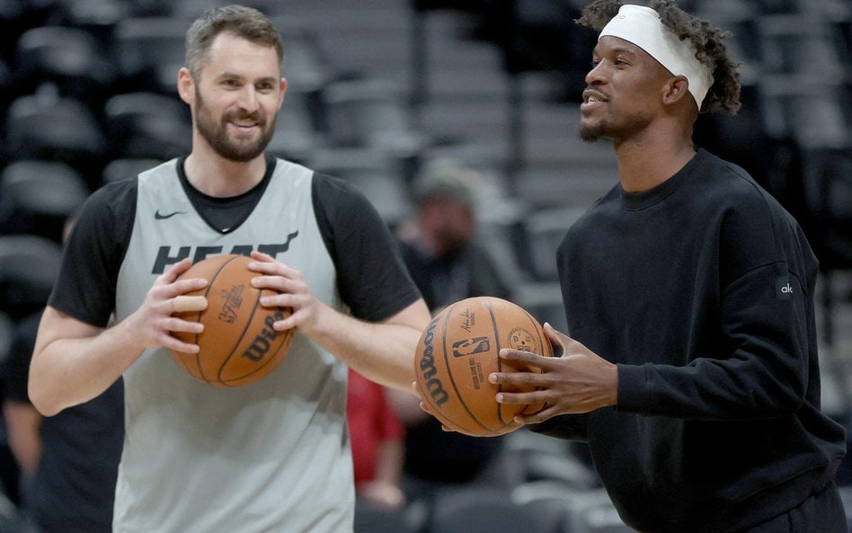 Jimmy Butler (z prawej), lider Miami Heat, bywa nazywany synem Michaela Jordana, bo kocha zwyciężać 