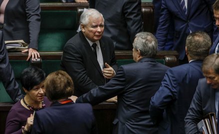 Prezes PiS Jarosław Kaczyński (na zdjęciu w środku)