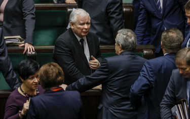 Prezes PiS Jarosław Kaczyński (na zdjęciu w środku)