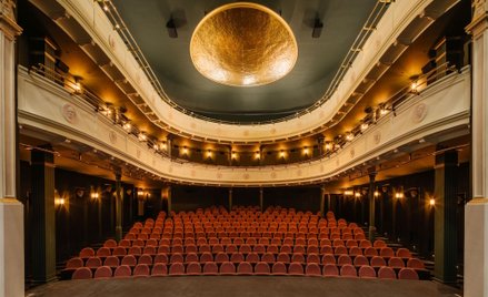 Teatr im. Stefana Żeromskiego znajduje się w sercu zabytkowego centrum Kielc.