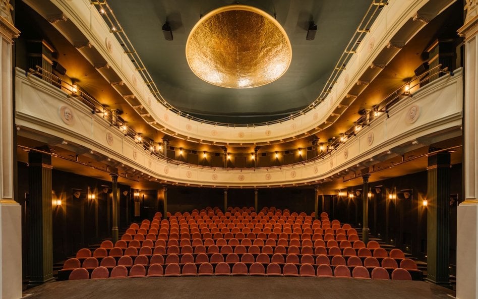 Teatr im. Stefana Żeromskiego znajduje się w sercu zabytkowego centrum Kielc.