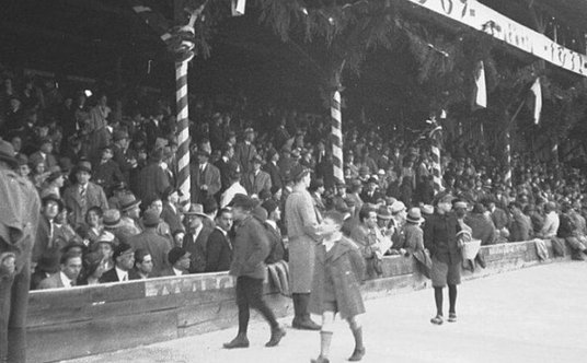 Uroczystości obchodów 25-lecia KS Cracovia w 1932 r. Na dekoracjach widoczny rok założenia: 1907