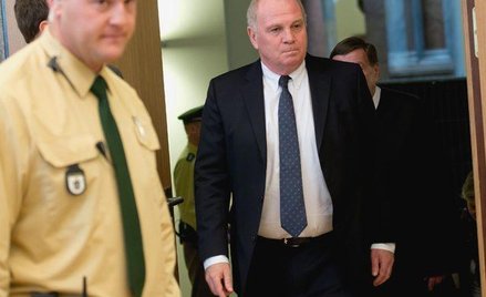 Prezes Bayernu Monachium wchodzi do sali sądowej