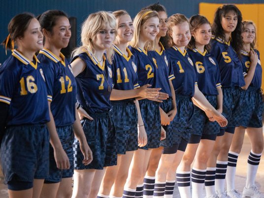 „Yellowjackets” Canal Plus, serial o młodzieży z elementami kina przetrwania