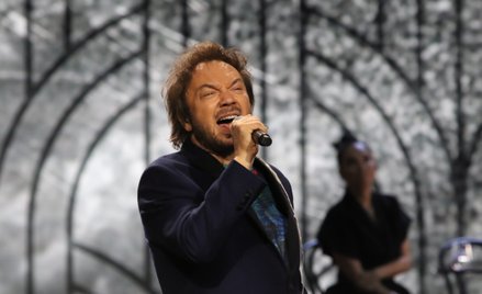 Wokalista Mietek Szcześniak podczas koncertu w trzecim dniu 61. Krajowego Festiwalu Piosenki Polskie