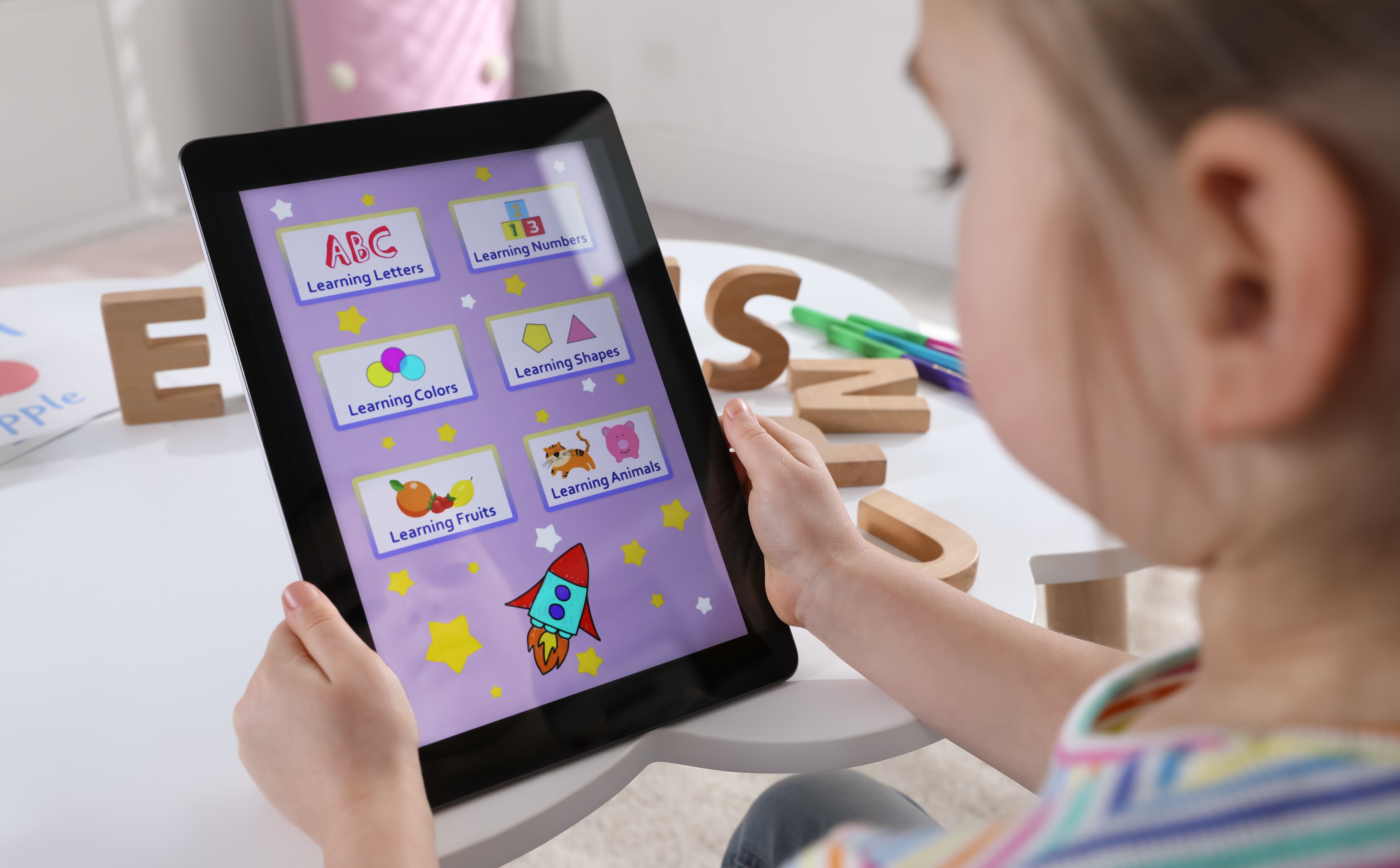 Coraz młodsze dzieci przed ekranem. CBOS: 38 proc. poniżej piątego roku życia korzysta z urządzeń cyfrowych