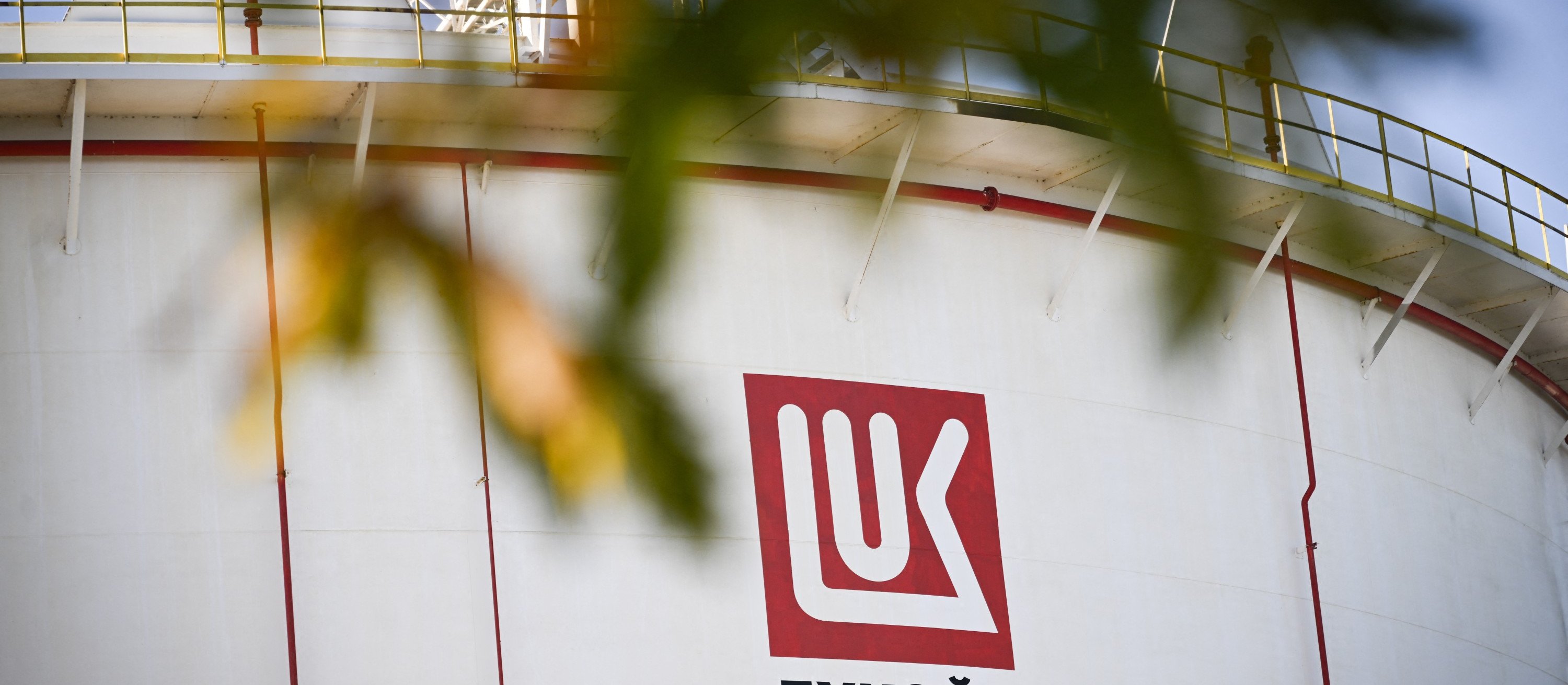 Zegar tyka dla Łukoilu. Kto chce przejąć zagraniczne aktywa Rosjan?