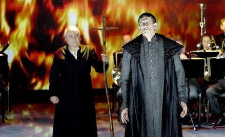 Spektakl „Dziady – Widma” łączy tekst II części „Dziadów” Mickiewicza z muzyką „Widm” Stanisława Mon