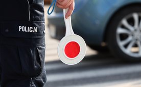 Mundurowi zatrzymali do kontroli kierującego skuterem