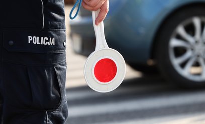 Kierowca, który na drodze jednojezdniowej, dwukierunkowej poza terenem zabudowanym, przekroczy dozwo