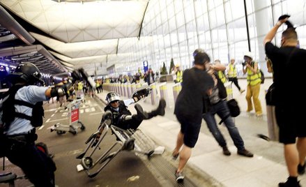 Chaos na lotnisku w Hongkongu
