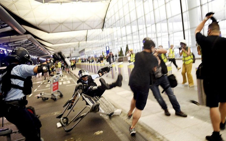 Chaos na lotnisku w Hongkongu