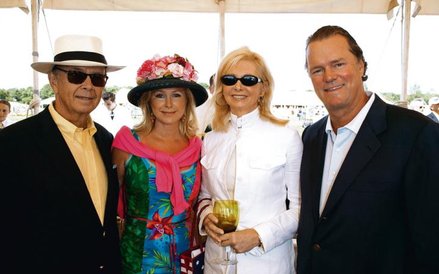 Wilbur Ross (z lewej), sekretarz handlu obraca się wśród najbogatszych Amerykanów. Na zdjęciu z pańs