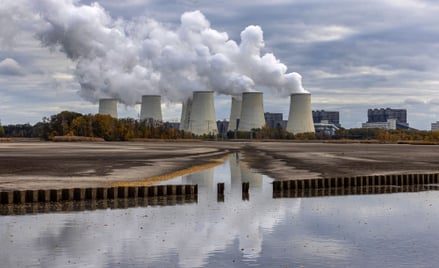 Opalana węglem elektrownia Jaenschwalde w Niemczech.