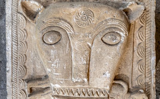 Lew pożerający grzesznika, relief kamiennyznaleziony w dolinie Dżegety, Gruzja zachodnia (Mingrelia)