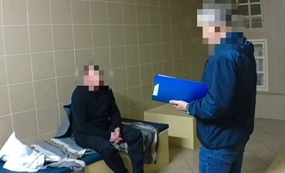 Jeśli zatrzymany odmawia jakiegokolwiek kontaktu z adwokatem lub radcą prawnym, który pozostaje do d