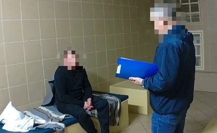 Jeśli zatrzymany odmawia jakiegokolwiek kontaktu z adwokatem lub radcą prawnym, który pozostaje do d